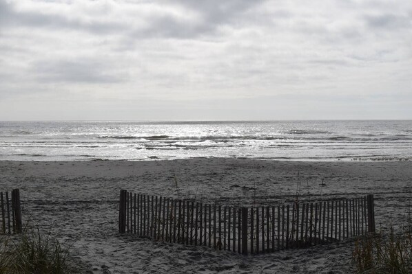 A beach with a wooden fence in the foreground and the ocean in the background. - Clean Beach House on 2nd row easy access to beach! (Cherry Grove)