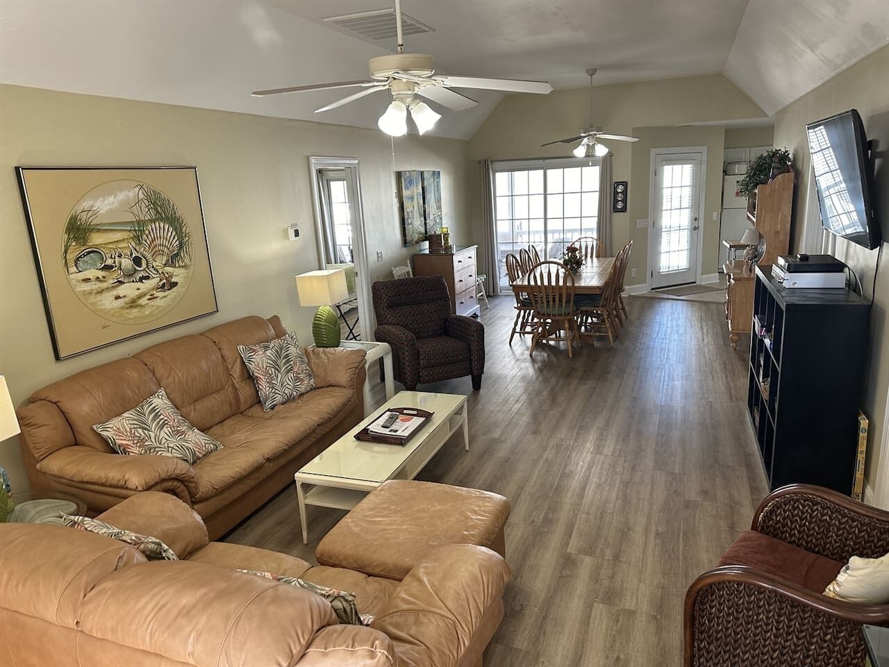 TV connectée, lecteur de DVD, livres