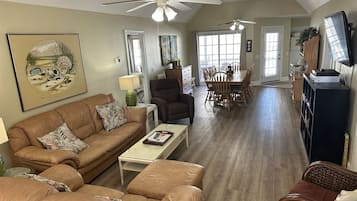 TV connectée, lecteur de DVD, livres