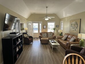 Smart TV, DVD player, books - Clean Beach House on 2nd row easy access to beach! (Cherry Grove)