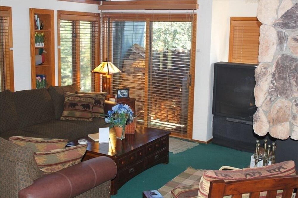 Spacious Snowcreek Condo 3BR+L/2.5BA