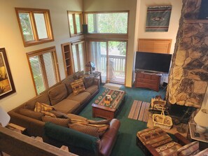 电视、壁炉、DVD 播放器、立体声音响