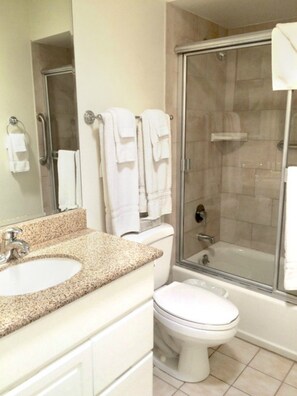Hair dryer, towels, shampoo - Walking distance to Coachella! Next door to Indian Palms Country Club (Indio)