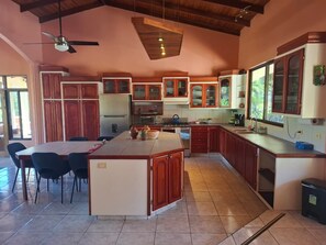 冰箱、微波炉、烤箱、炉灶