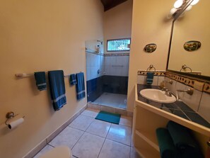 تجهيزات دش، مجففات شعر، مناشف، ورق حمّام