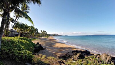 Ocean & Mountain Views - Split A/C System - 4 Minute Walk to the Beach!