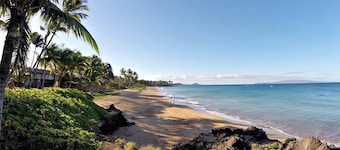 Ocean & Mountain Views - Split A/C System - 4 Minute Walk to the Beach!