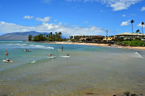 Ocean & Mountain Views - Split A/C System - 4 Minute Walk to the Beach!