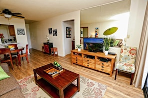 TV, books - Ocean & Mountain Views - Split A/C System - 4 Minute Walk to the Beach! (Kihei)