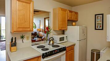 ثلاجة، ميكروويف، فرن، موقد طهي مسطح