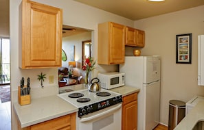 Een koelkast, een microgolfoven, een oven, een kookplaat