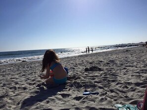 Nær stranden og solsenger