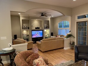 Smart TV, chimenea, reproductor de DVD y biblioteca musical