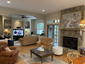 Smart TV, fireplace, DVD player, music library - Luxury Carriage House 4bd walking distance to downtown Rehoboth in Canal Corkran (Rehoboth Beach)