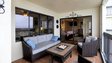 Een smart-tv, een open haard, een dvd-speler en boeken