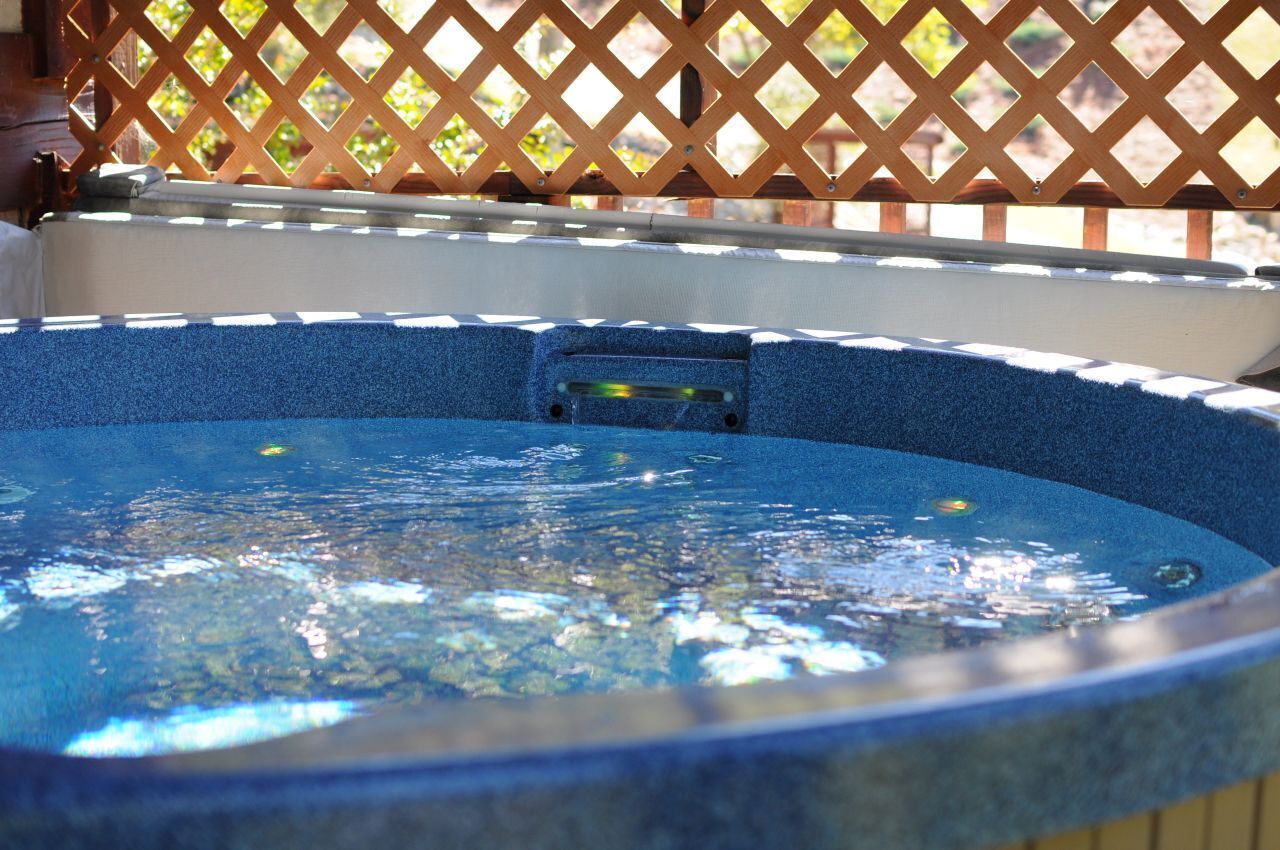 Romantic Getaway in the Smokies-HOT TUB & JACUZZI - Blue Spruce