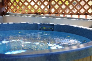 Outdoor spa tub - Romantic Getaway in the Smokies-HOT TUB & JACUZZI - Blue Spruce (Townsend)