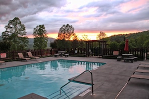Pool - Romantic Getaway in the Smokies-HOT TUB & JACUZZI - Blue Spruce (Townsend)