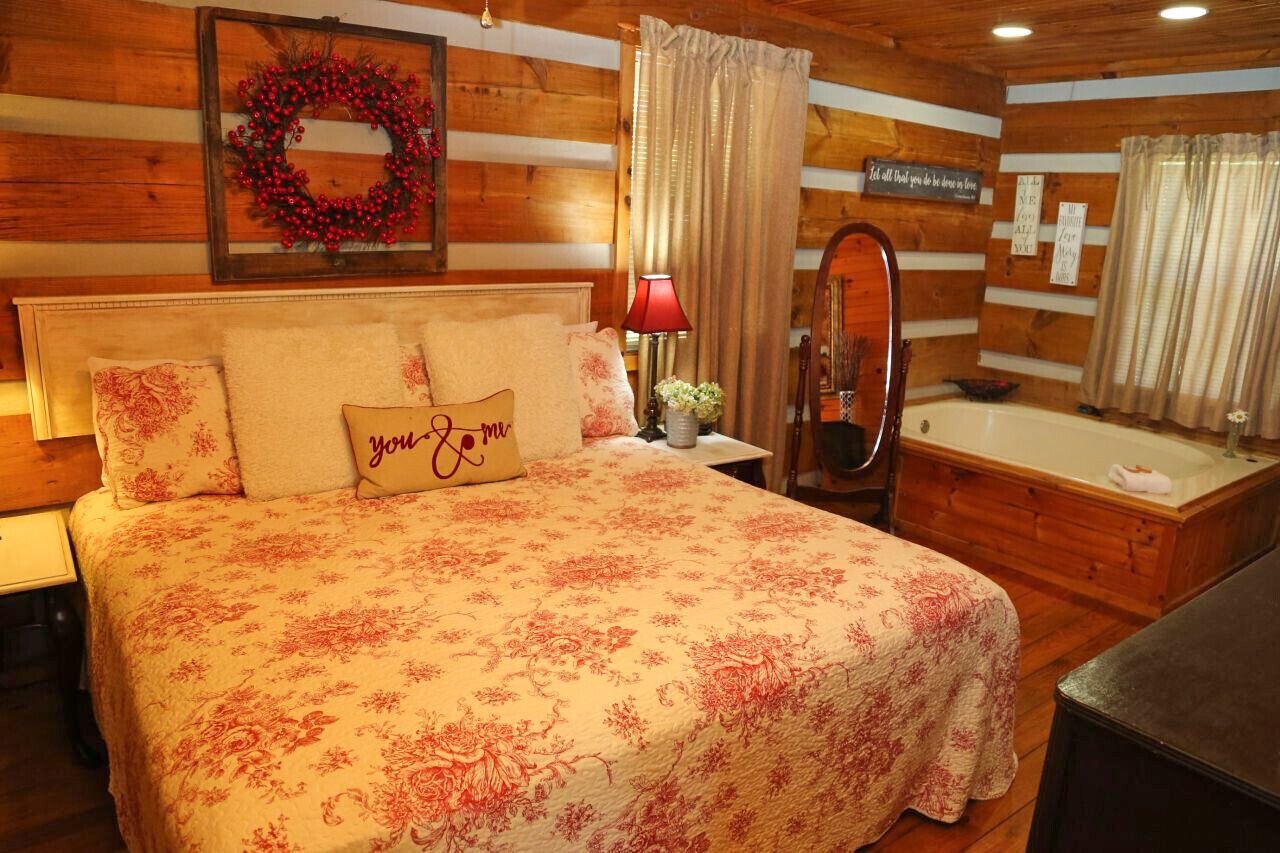 Romantic Getaway in the Smokies-HOT TUB & JACUZZI - Blue Spruce