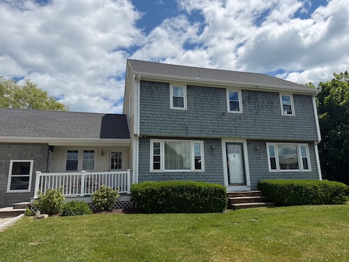 Walk to Beach, Well appointed, 2 Living Rooms, Pool Table & Relaxing Backyard