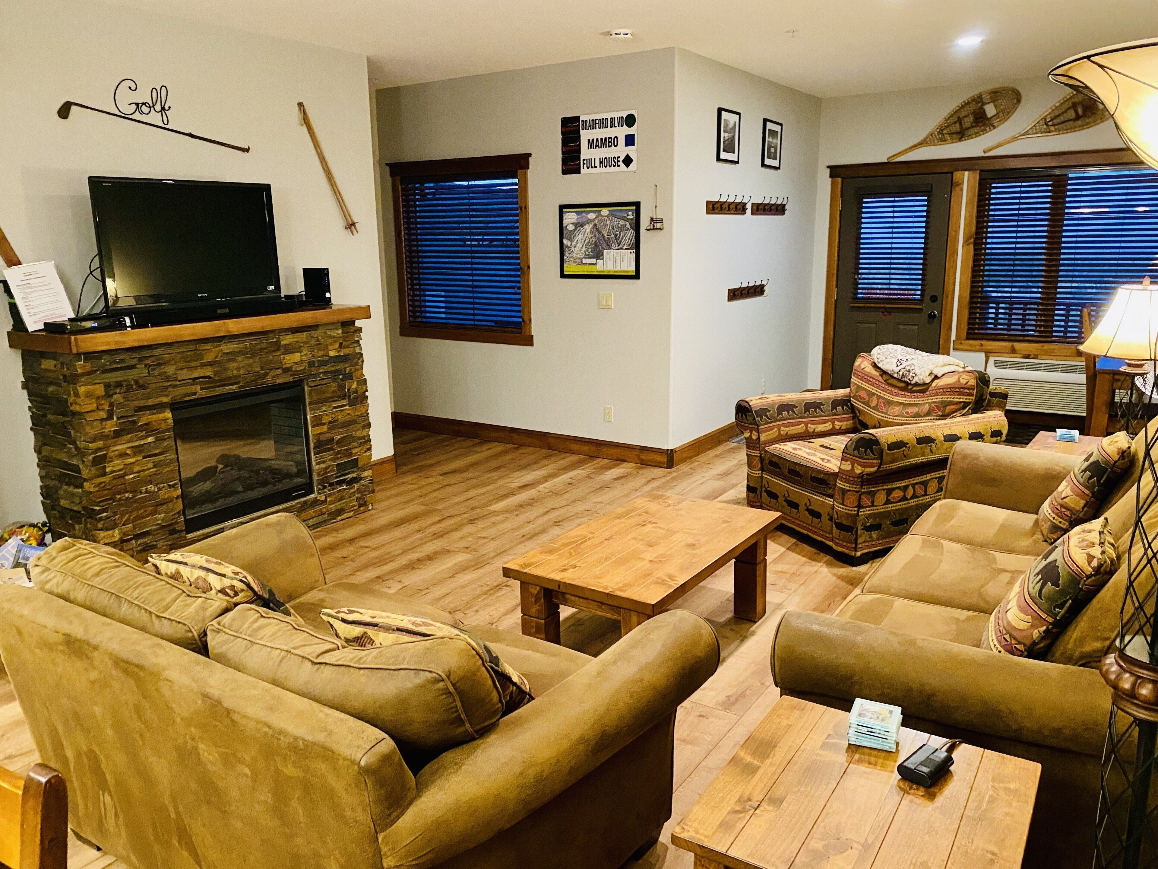 Ski In/Out Condo w private Hot Tub, Mtn Views, Heated Parking, Golf in Minutes!