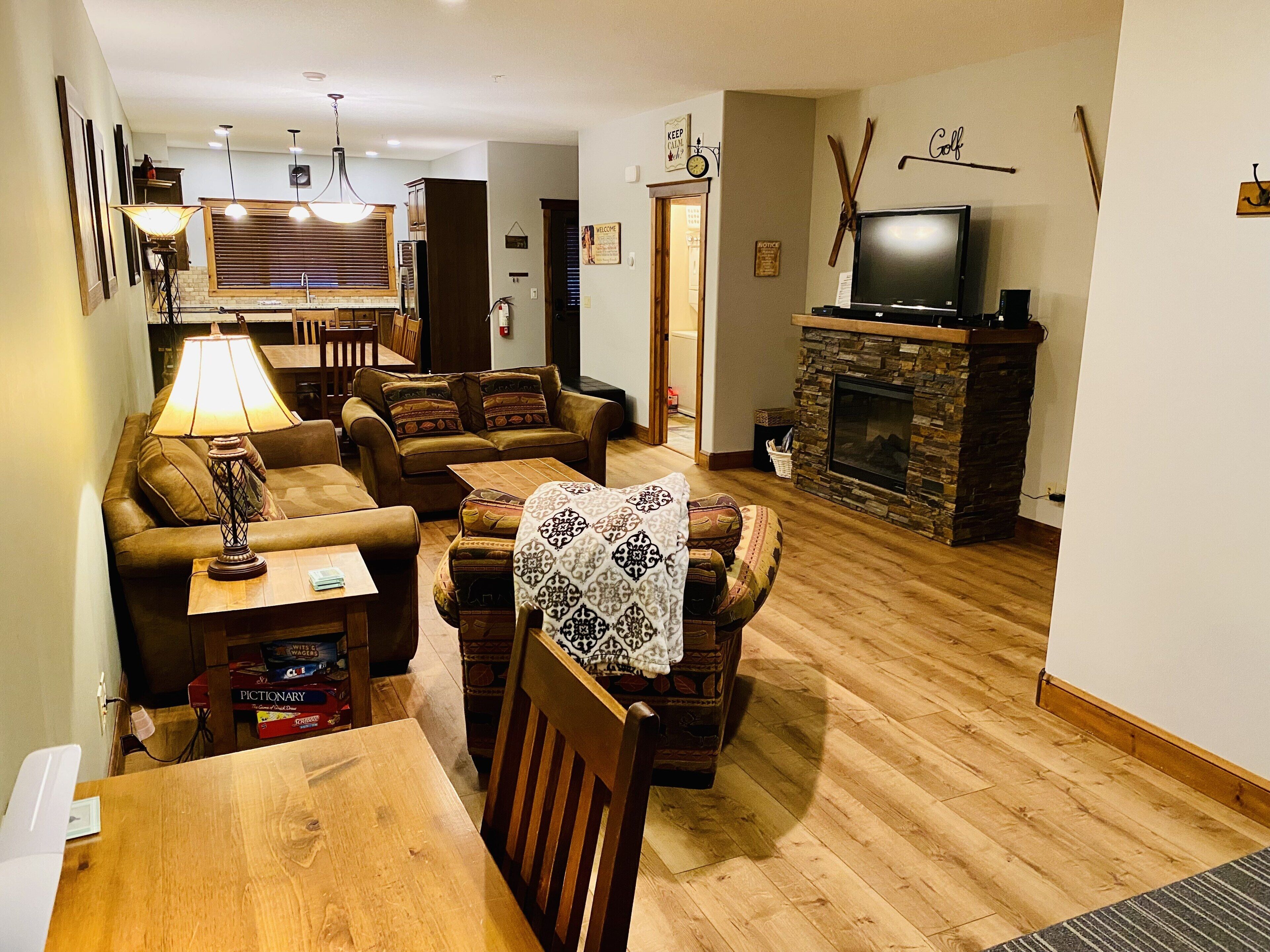 Ski In/Out Condo w private Hot Tub, Mtn Views, Heated Parking, Golf in Minutes!