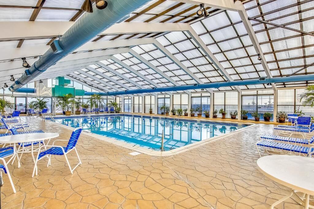 Innendørsbasseng og et oppvarmet basseng