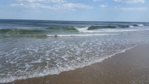 Une plage où les vagues se brisent près du rivage.