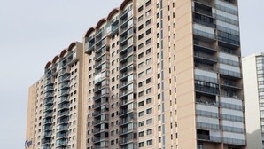 Un hôtel de grande hauteur doté de nombreux balcons et offrant une vue sur la plage.