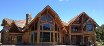 Log Lodge, Family friendly, near Yellowstone Park on our private ranch
