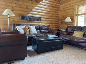 Smart TV, reproductor de DVD, futbolito y videoteca 