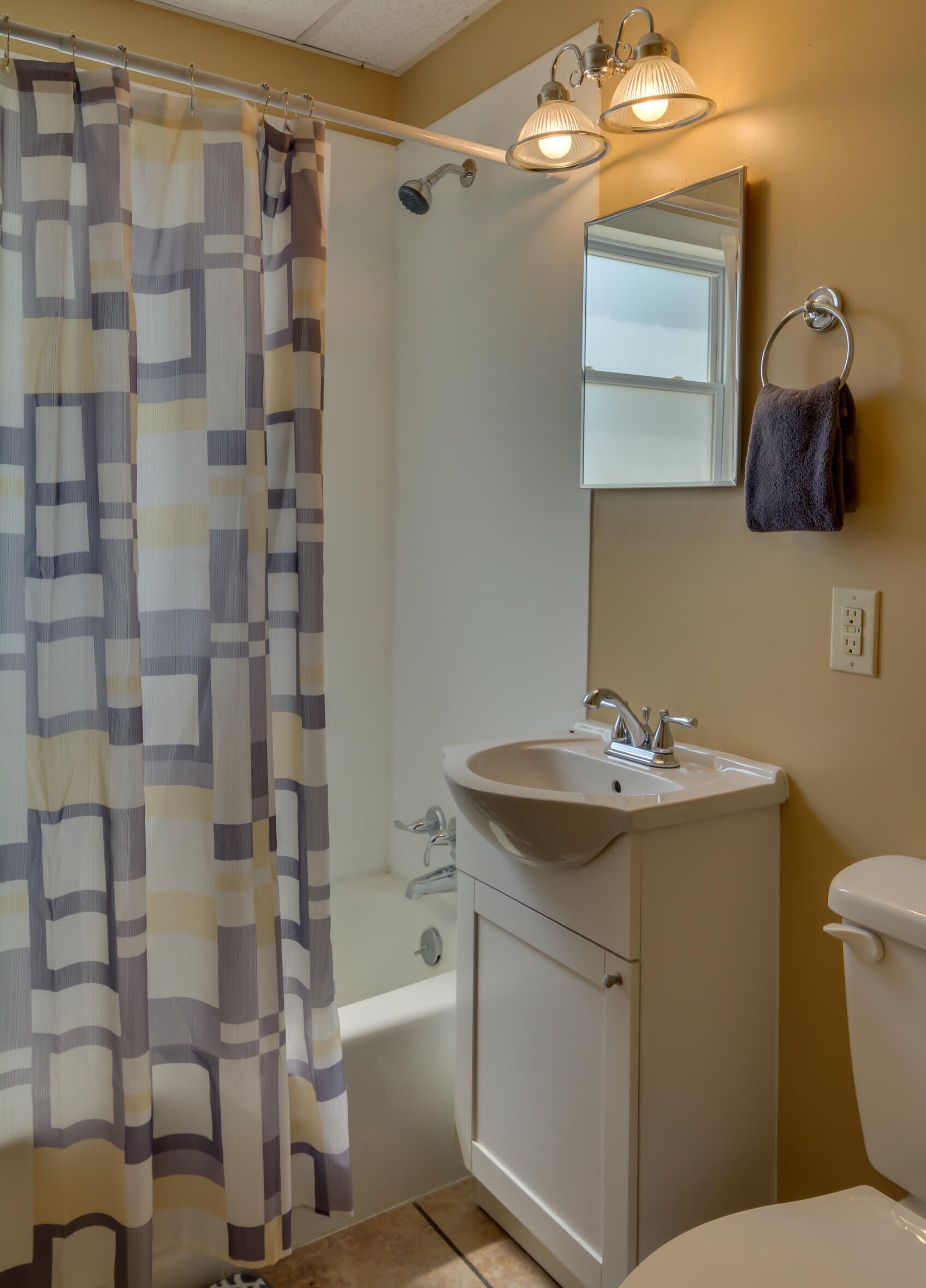 Fully Furnished Apartment for Business or Vacation Travel