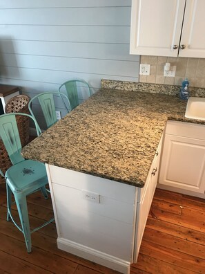 Fridge, microwave, oven, stovetop -  Huge 5 Bedroom, 4 bathrooms /Ocean Views/ Open July 10--17, 2026 (Ocean City)