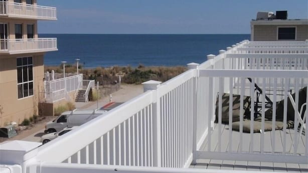 En balkon med udsigt over stranden og havet.