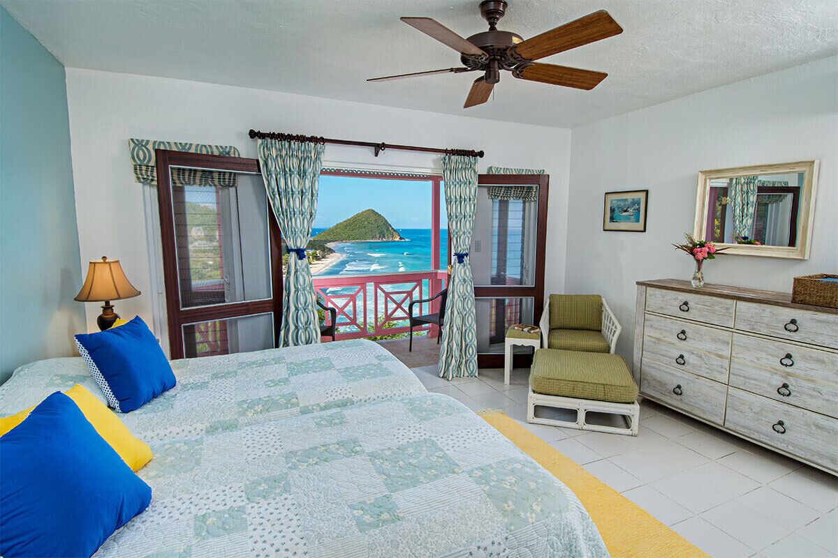 5 makuuhuonetta, tallelokero huoneessa, silitysrauta/-lauta