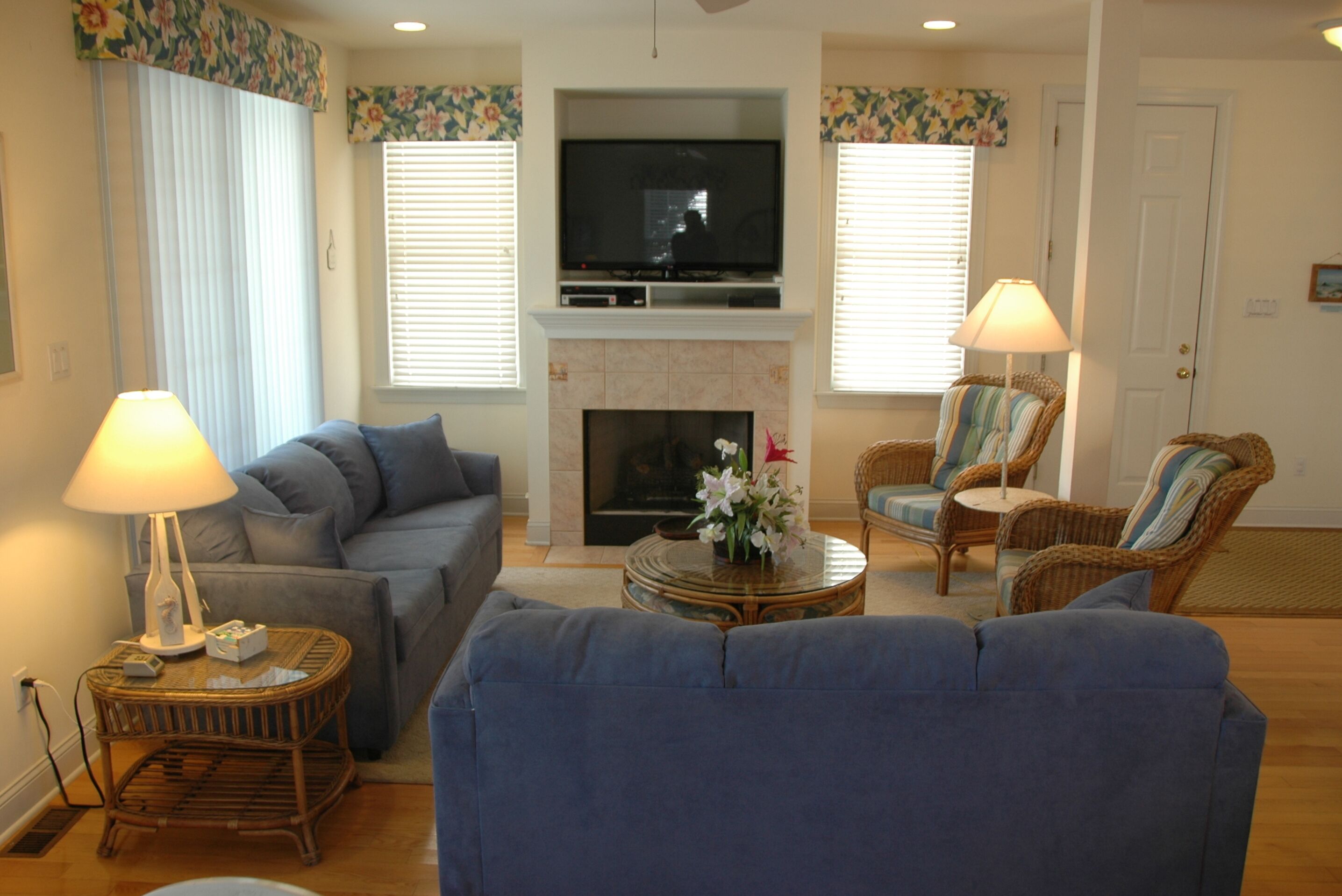 Beautiful, Spacious, 1st Flr 1.5 blocks to beach - 12th & Wesley