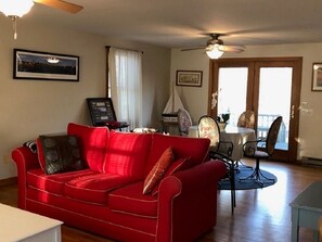 Una televisión, un reproductor estéreo