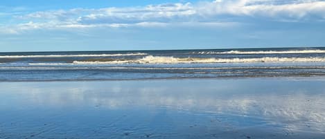 Una playa cerca, sillas reclinables de playa