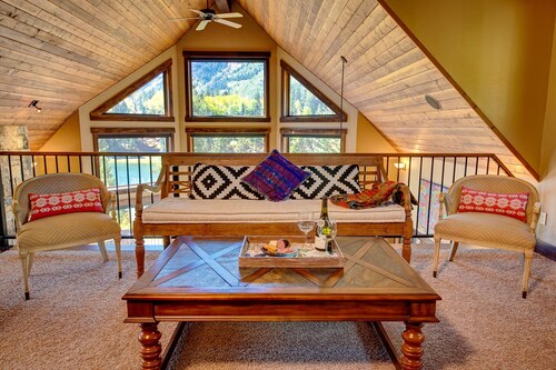 Million Dollar Views on Lake Purgatory! Only 1 Mile to Ski Resort!