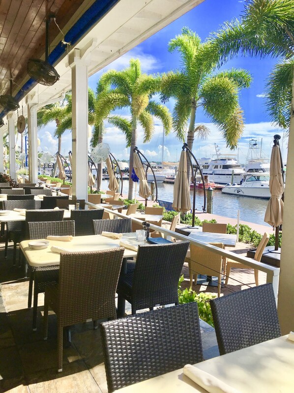 Outdoor dining - CASTLE PINES-PGA VILLAGE GOLF COMMUNITY (Port St Lucie)
