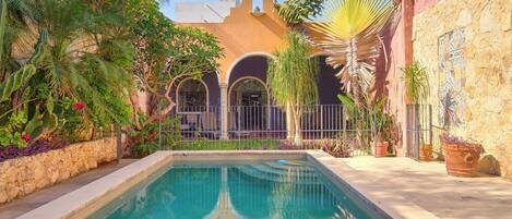 Una piscina al aire libre