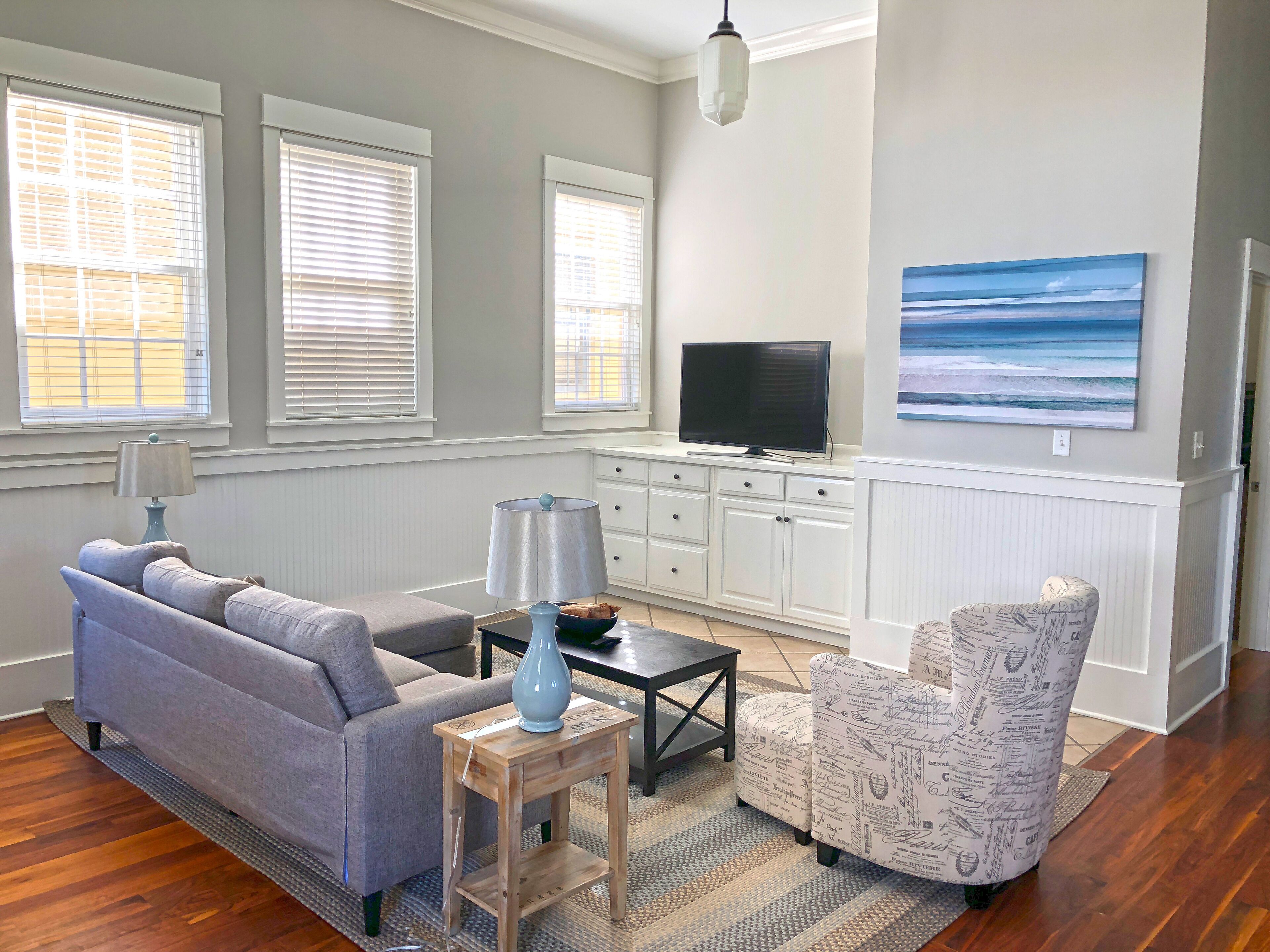 A Ritz Sea Inn Across -from the Beach in Seaside, FL!