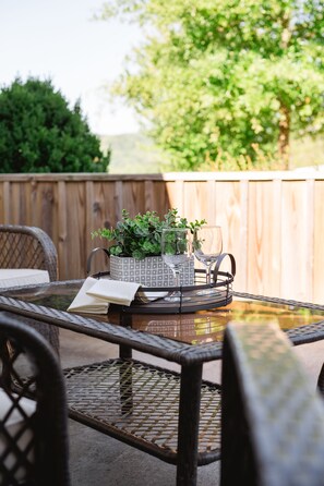 Outdoor dining - Relax in the beautiful South River Valley just minutes from wineries, (Stanardsville)