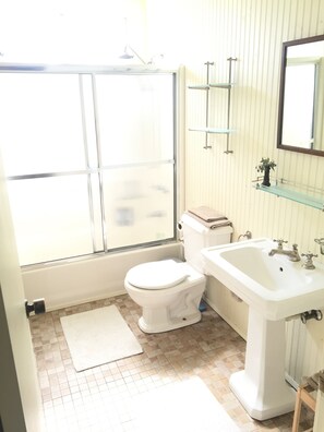 Suihkun ja ammeen yhdistelmä, hiustenkuivaaja, pyyhkeet, vessapaperi