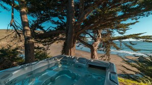 A hot tub surrounded by trees and overlooking a beach. - Ocean front property, minutes from San Francisco in the middle of National Park. (Muir Beach)