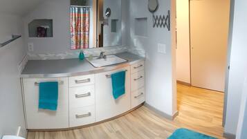 Chuveiro, secador de cabelo, toalhas de banho, sabonete