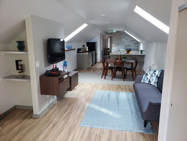 TV connectée, cheminée, livres