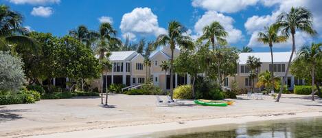 En la playa, sillas reclinables de playa, toallas de playa