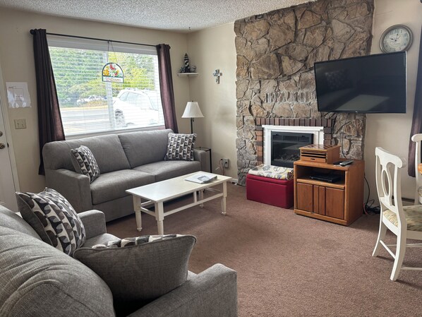 Télévision, cheminée