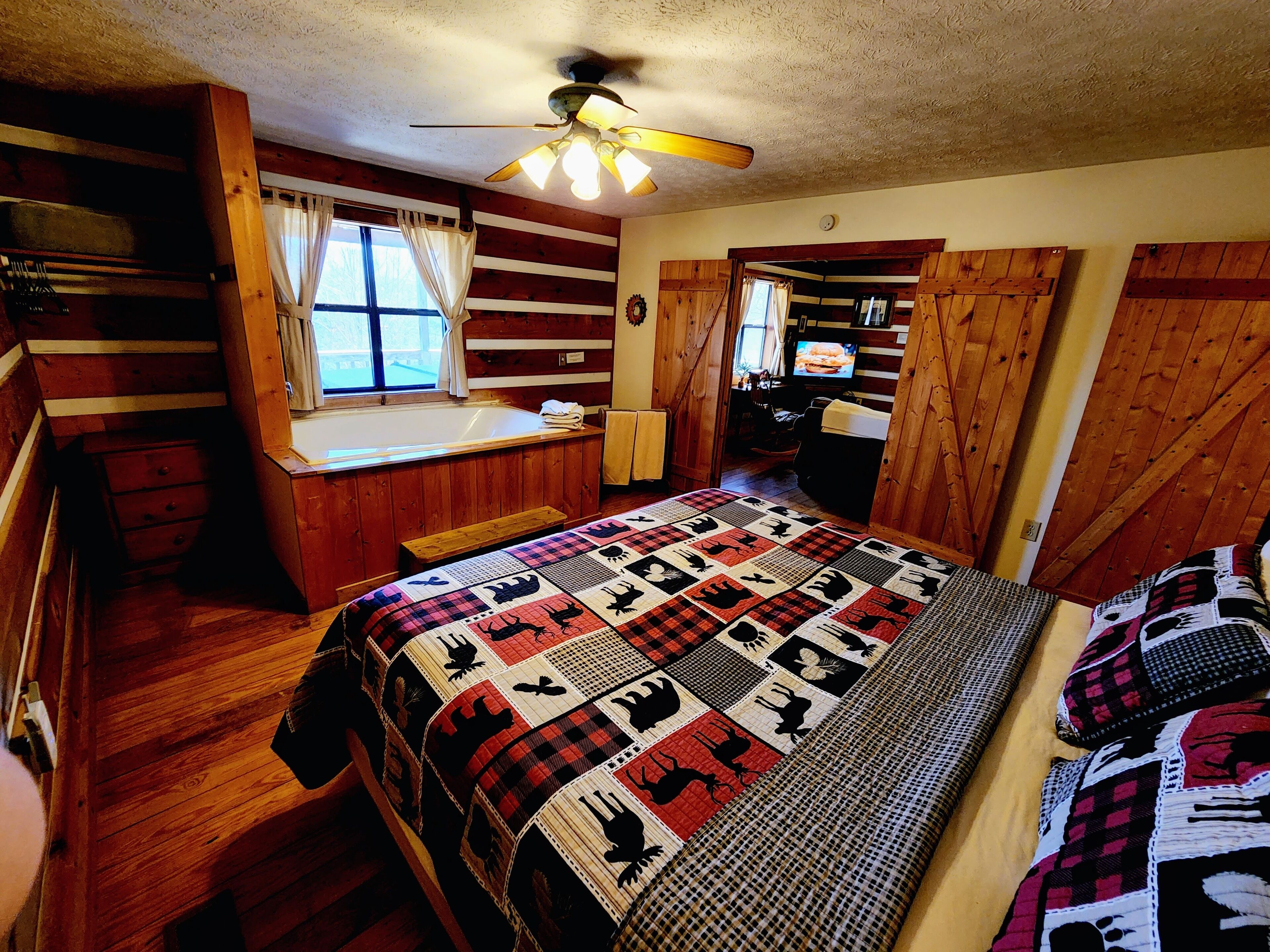 Private & Clean w Mtn Setting & a Brand New Hot Tub!